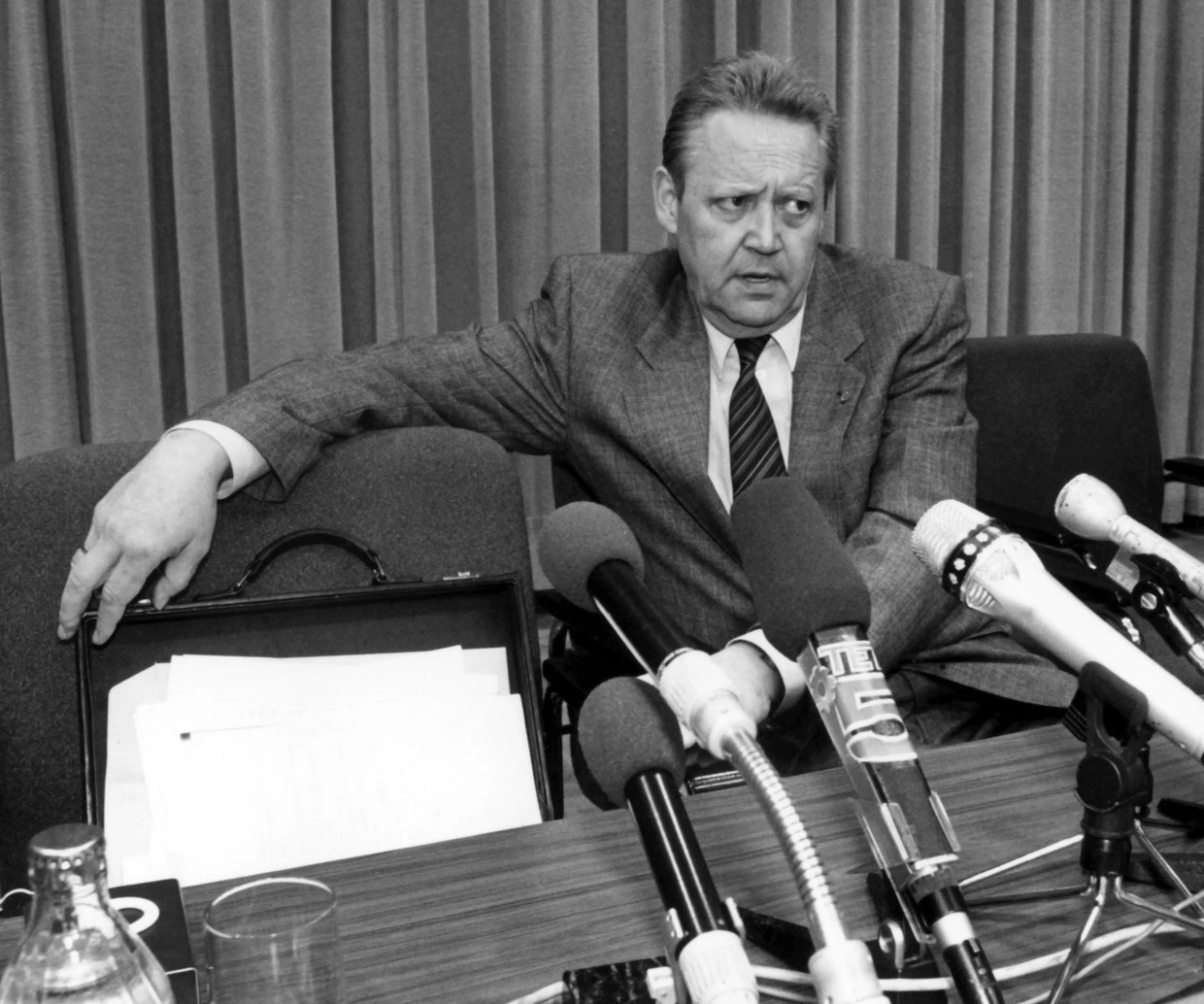 Günter Schabowski in der Pressekonferenz zur Maueröffnung am 9. November 1989.