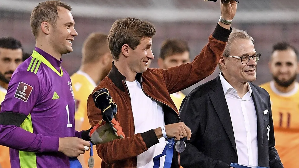 Könnte künftig an der Spitze des deutschen Fußballs stehen: Peter Peters (rechts, hier neben Thomas Müller und Manuel Neuer)