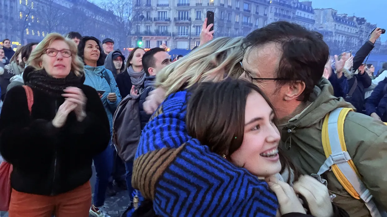 Nach der Verabschiedung des Gesetzentwurfs, der das Recht auf Abtreibung in der französischen Verfassung verankern soll, lagen sich Befürworter des Gesetzes in Paris in den Armen.