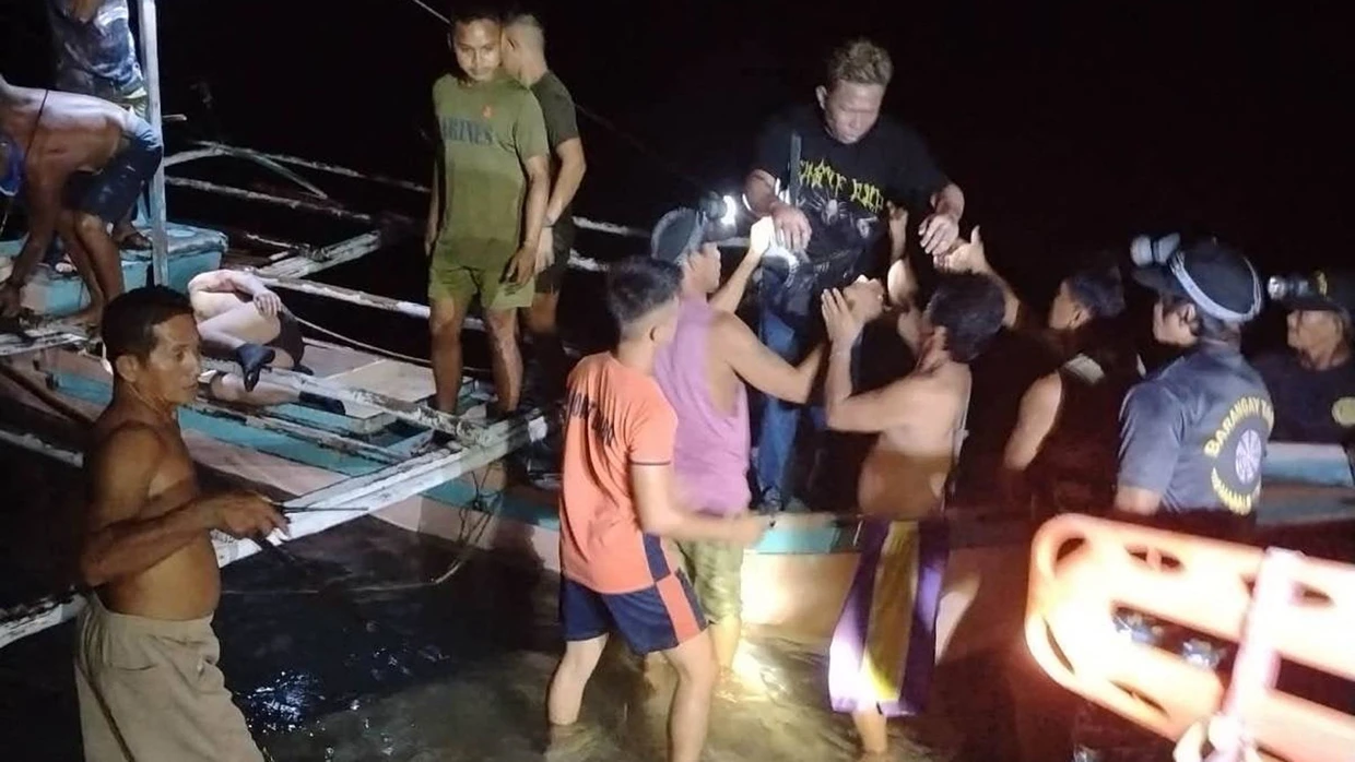 Fischer retteten Überlebende des Unglücks vor der Küste der Provinz Palawan.