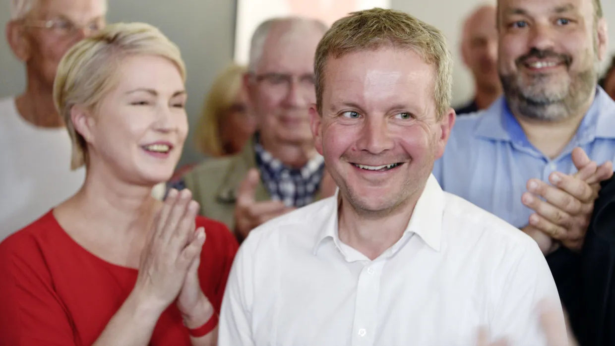 Hat sich in der Stichwahl um das Oberbürgermeisteramt gegen den AfD-Kandidaten durchgesetzt: Rico Badenschier (SPD) am 18. Juni 2023 zusammen mit Manuela Schwesig (SPD), Ministerpräsidentin von Mecklenburg-Vorpommern, in Schwerin