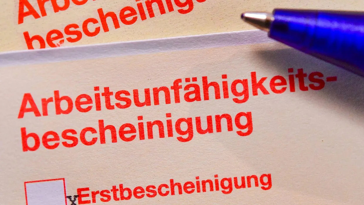 Das Bundesarbeitsgericht konkretisiert, unter welchen Umständen Arbeitgeber eine Krankschreibung ihrer Beschäftigten anzweifeln dürfen.