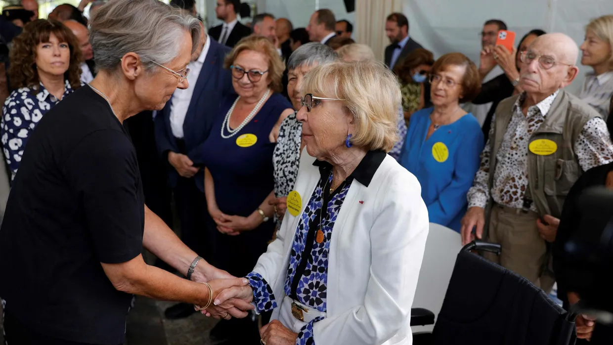 Frankreichs Premierministerin Elisabeth Borne (l) schüttelt Arlette Testyler, einer Überlebenden der Razzien vom 16. bis 18. Juli 1942, während einer Gedenkveranstaltung die Hand.