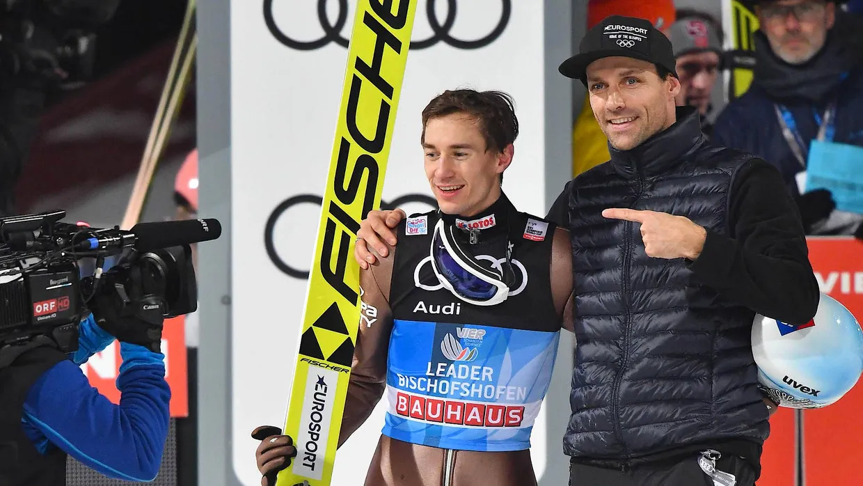 Da ist der Zweite: Sven Hannawald (rechts) ist einer der ersten Gratulanten von Kamil Stoch