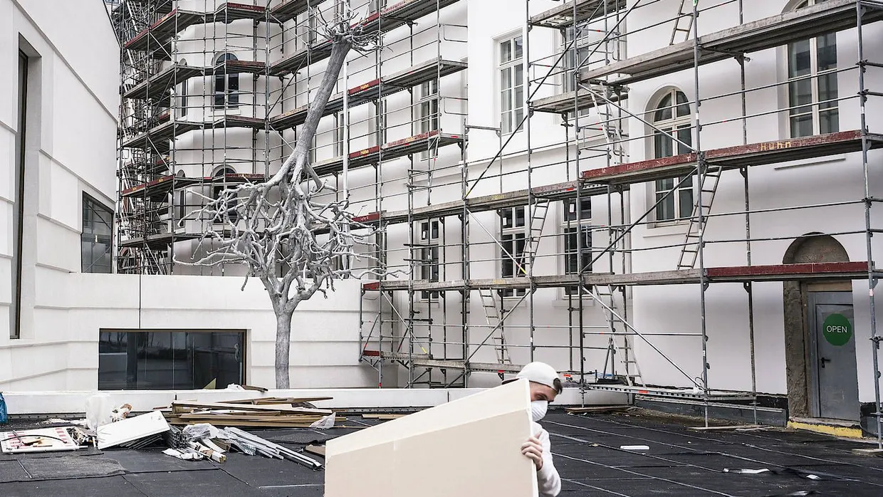 Baum auf Baum: Die Skulptur von Ariel Schlesinger ist fertig, das Rothschildpalais und der Anbau sind es noch nicht.