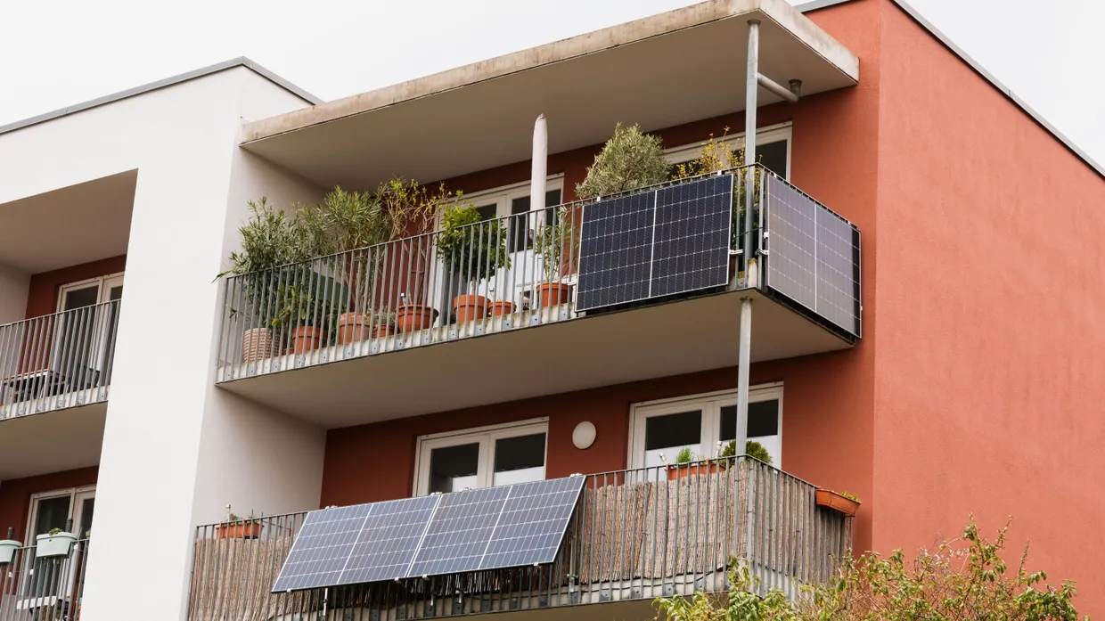 Bei den Frankfurtern äußerst beliebt: sogenannte Balkonkraftwerke aus Photovoltaik-Paneelen