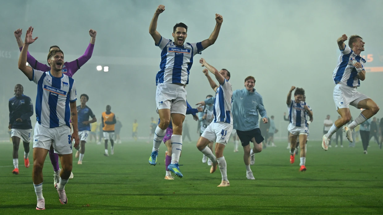 Die Spieler von Hertha BSC jubeln mit ihren Fans über den dritten Sieg im dritten Saisonspiel.