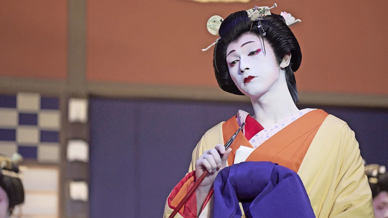 Stirbt den Liebestod: Der Kabuki-Darsteller Shunsuke Ogaki (Ryusei Yokohama) als Dame Ohatsu in Chikamatsu Monzaemons „Sonezaki Shinju“
