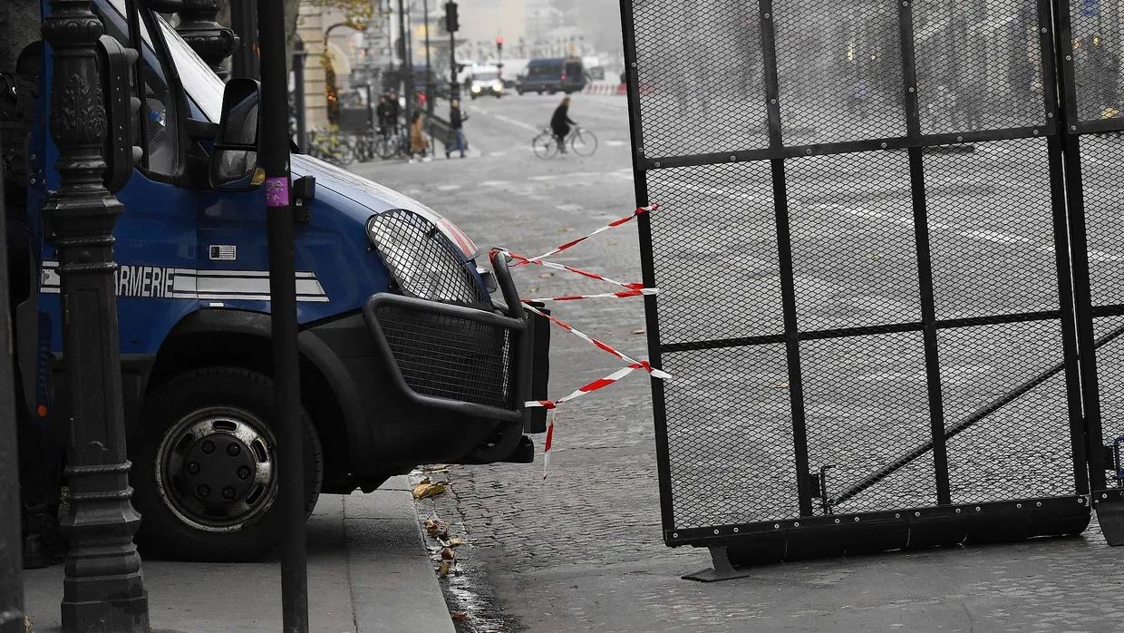 Die Polizei hat den Bereich um den Elysée-Palast abgesperrt.