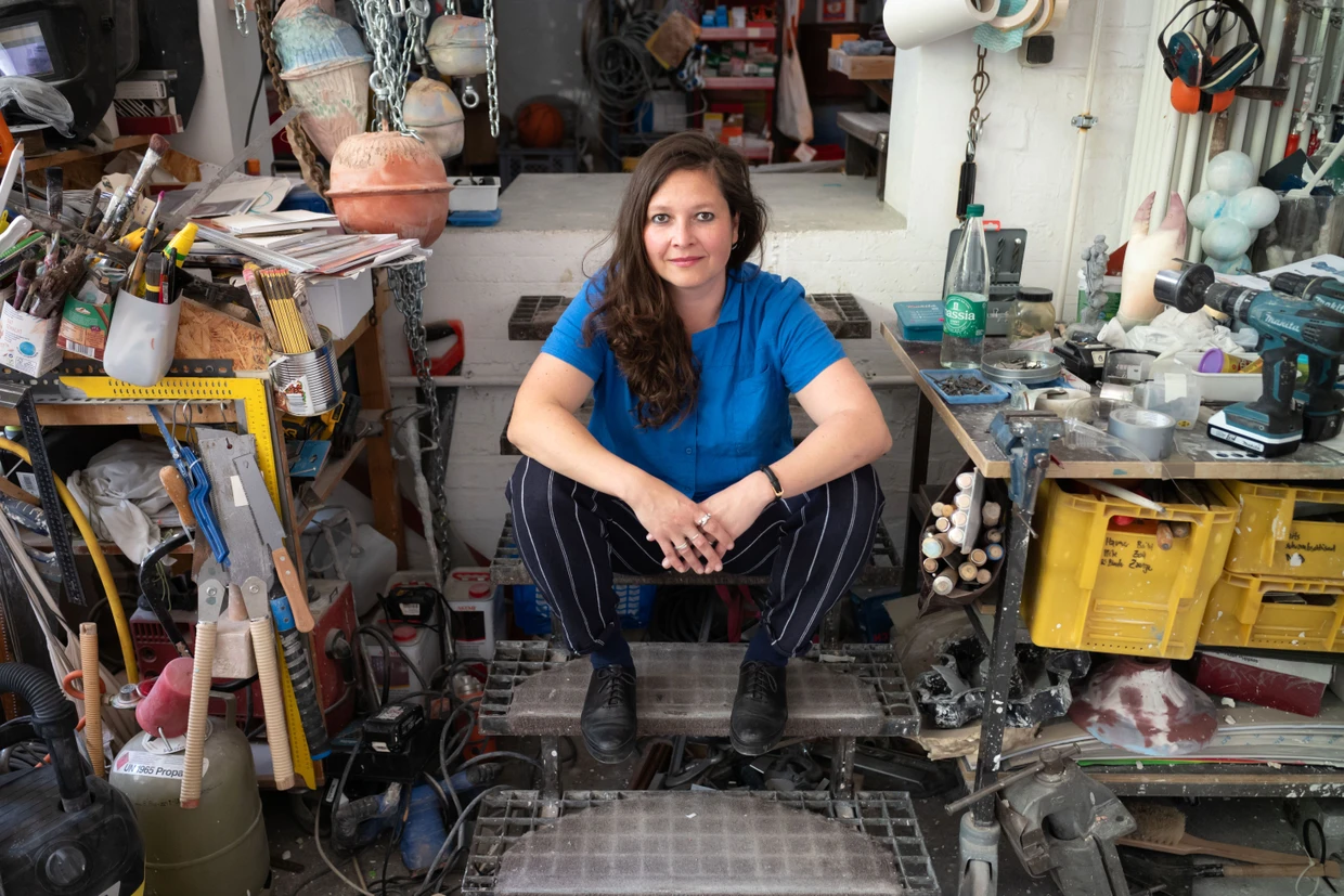 Hat auch die Skulpturen vor dem Kongresszentrum in Wiesbaden geschaffen: Emilia Neumann in ihrem Frankfurter Atelier.