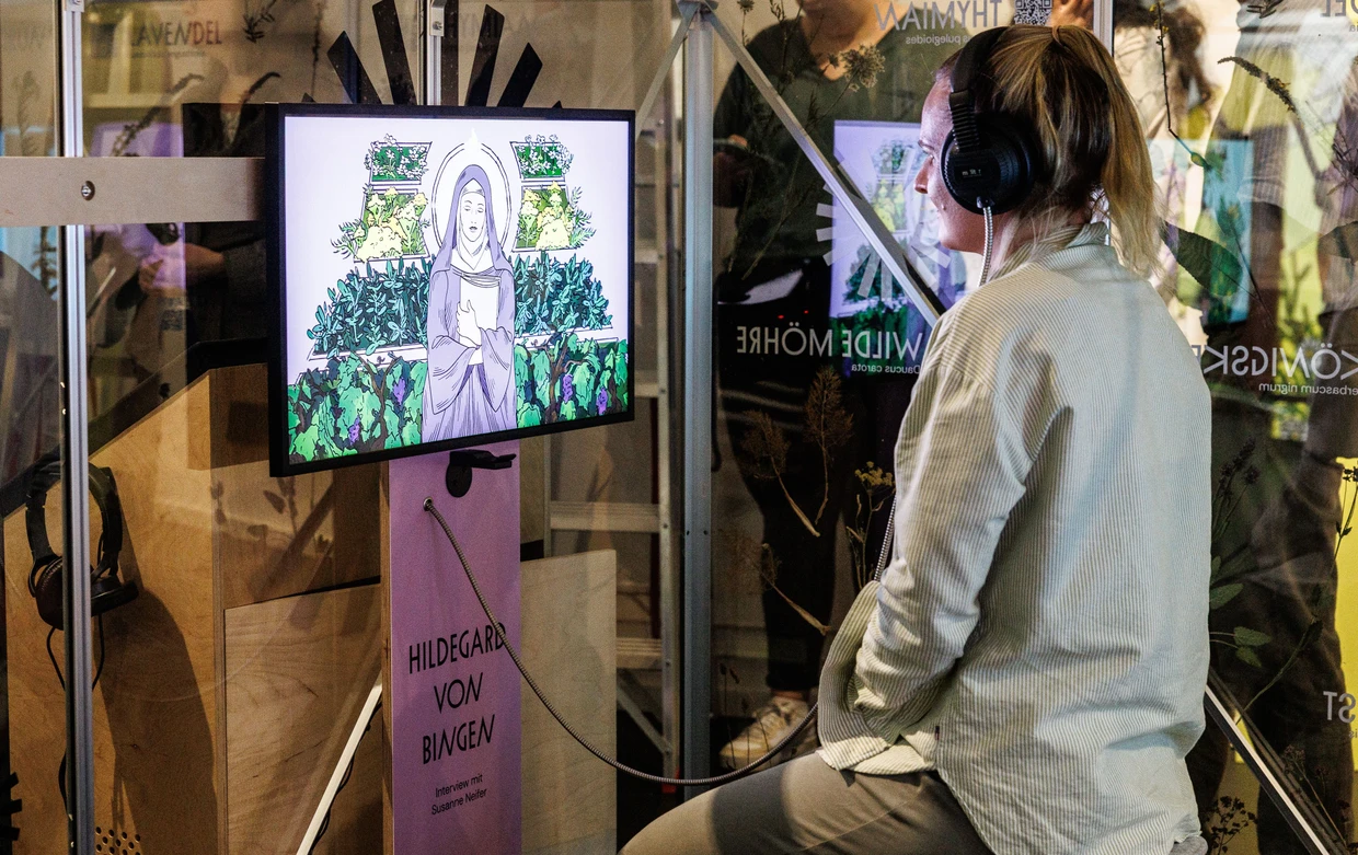 Gesprächsbereit: Auch die digital zuschaltbare Universalgelehrte Hildegard von Bingen gibt in der Mainzer "Flora"-Schau gerne Auskunft.