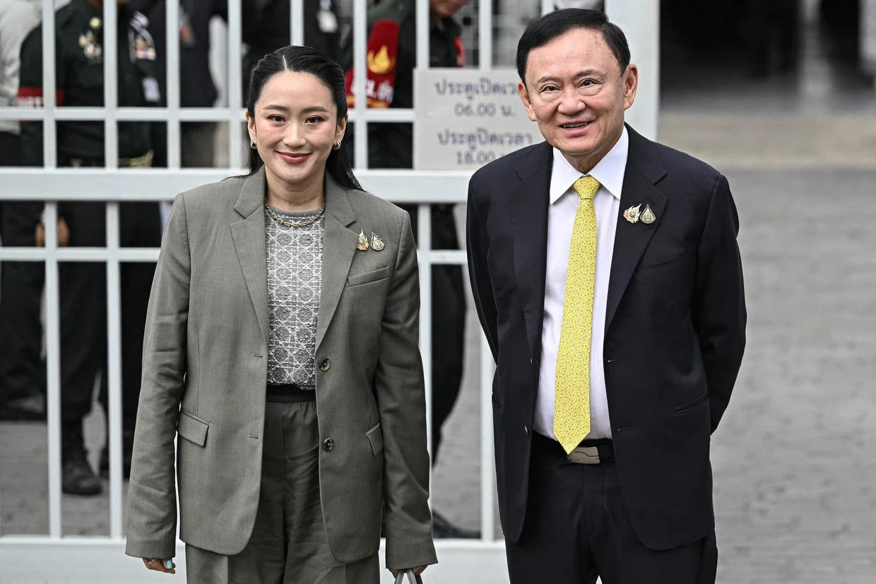Thaksin Shinawatra und seine Tochter Paetongtarn vor einem gerichtstermin im Herbst 2025 in Bangkok