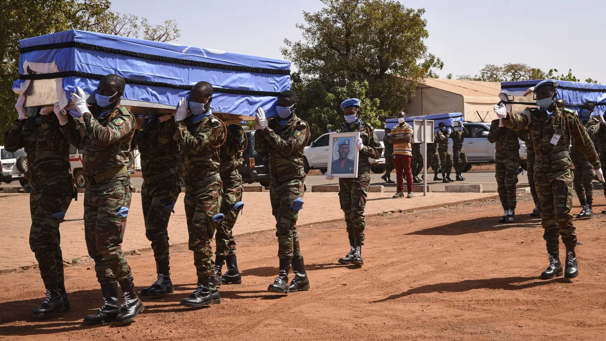 Soldaten in Mali trauern im Januar 2021 um vier Kollegen, die bei einer Attacke ums Leben kamen. Die Gefahr hat sich inzwischen auch auf Benin ausgeweitet.