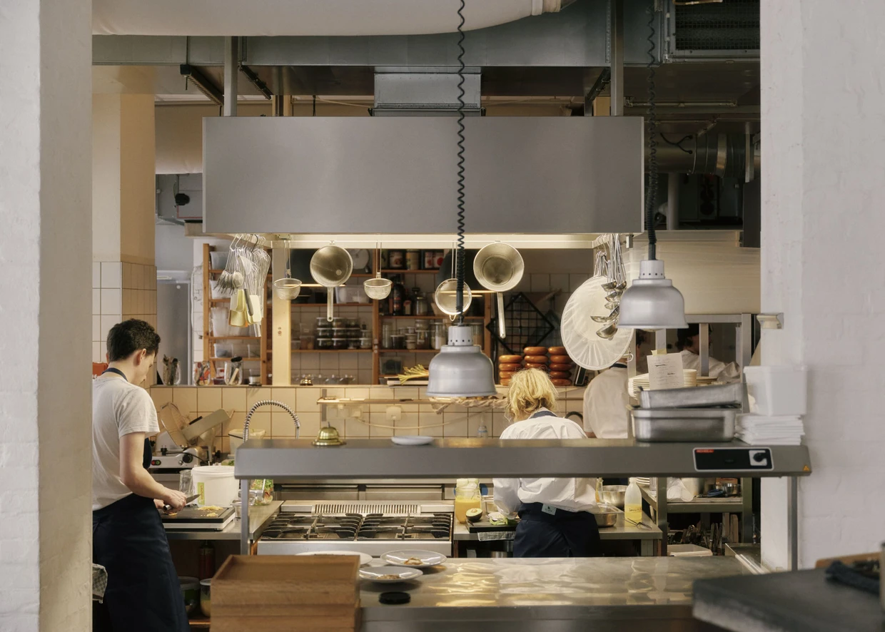 Als sei man bei ihr Zuhause: So fühlt man sich in Sarah Hallmanns Neuköllner Restaurant.