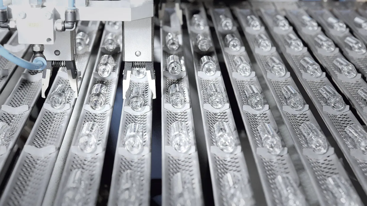 Rettende Röhrchen: Schott versorgt das Gros der Corona-Impfstoff-Hersteller mit Fläschchen aus Pharma-Glas.