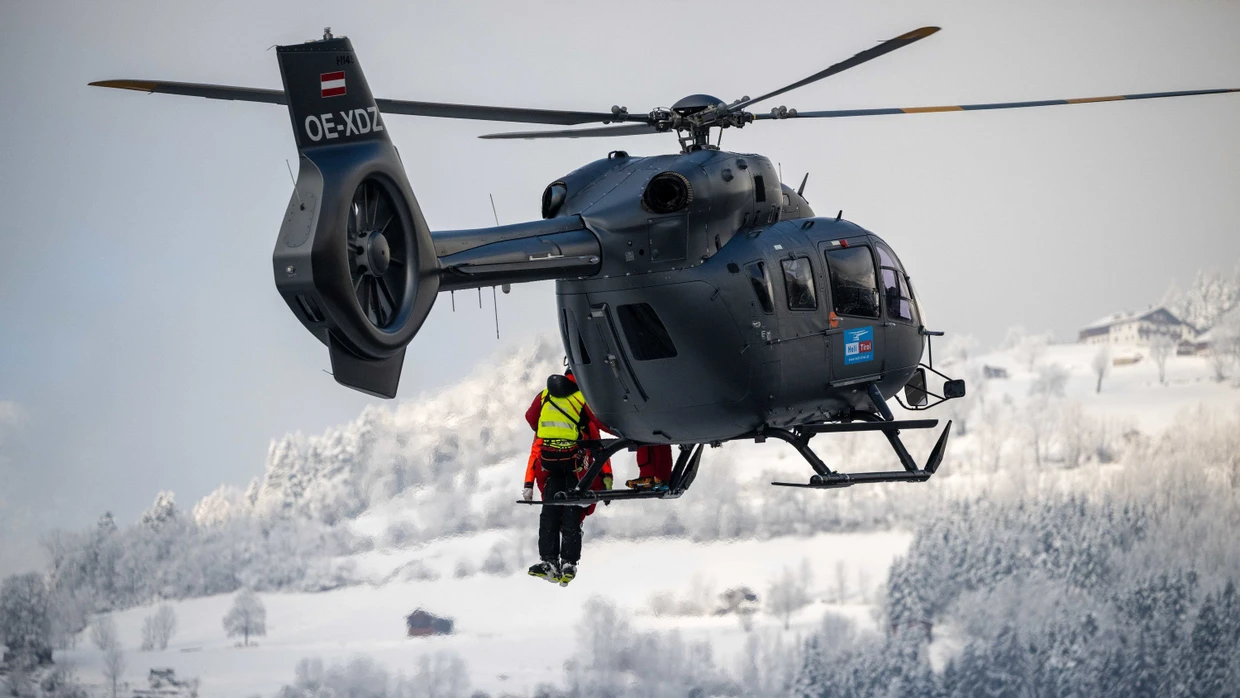 Ein Rettungshubschrauber ist in den österreichischen Alpen im Einsatz (Archivbild)