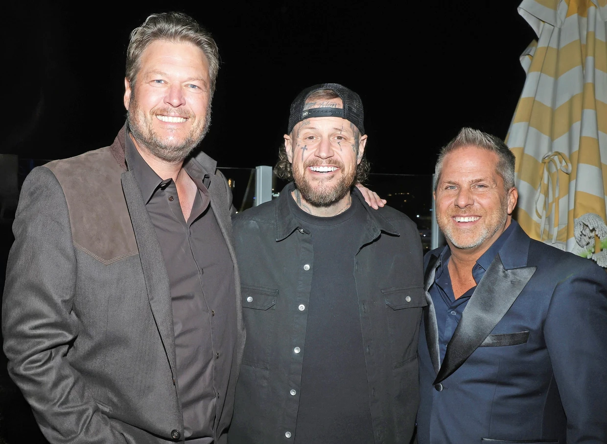 Jon Loba mit Jelly Roll und Blake Shelton (v.r.): „Ich habe schon immer gesagt: Bringst du jemanden dazu, eine Woche Country zu hören, wird er das sein Leben lang tun, weil er erkennt, dass viele Stereotype einfach nicht mehr zutreffen oder nie zugetroffen haben“, sagt der Manager.