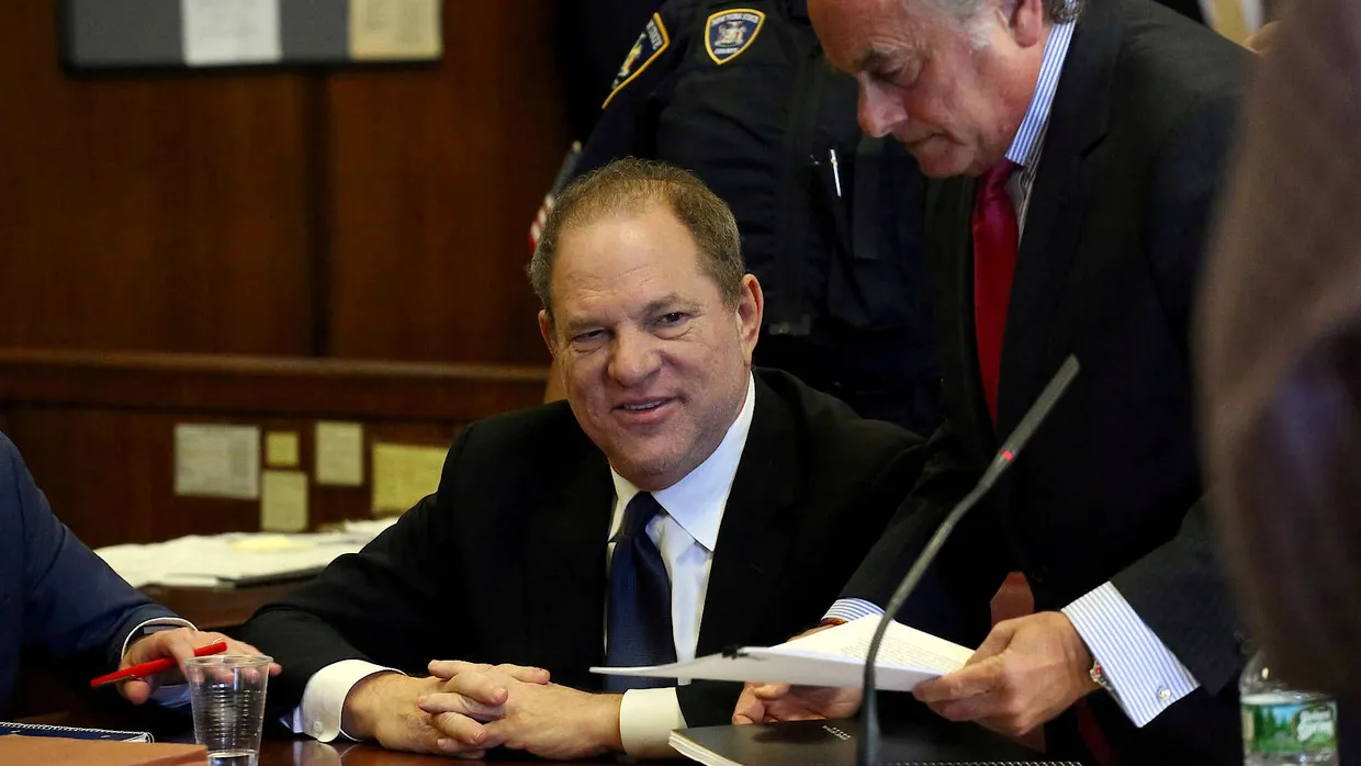 Der Filmproduzent Harvey Weinstein spricht mit seinem Anwalt Benjamin Brafman in einem Gerichtssaal in New York.