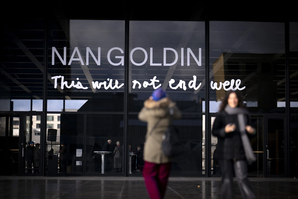 Die Nan-Goldin-Ausstellung in der Neuen Nationalgalerie im November 2024