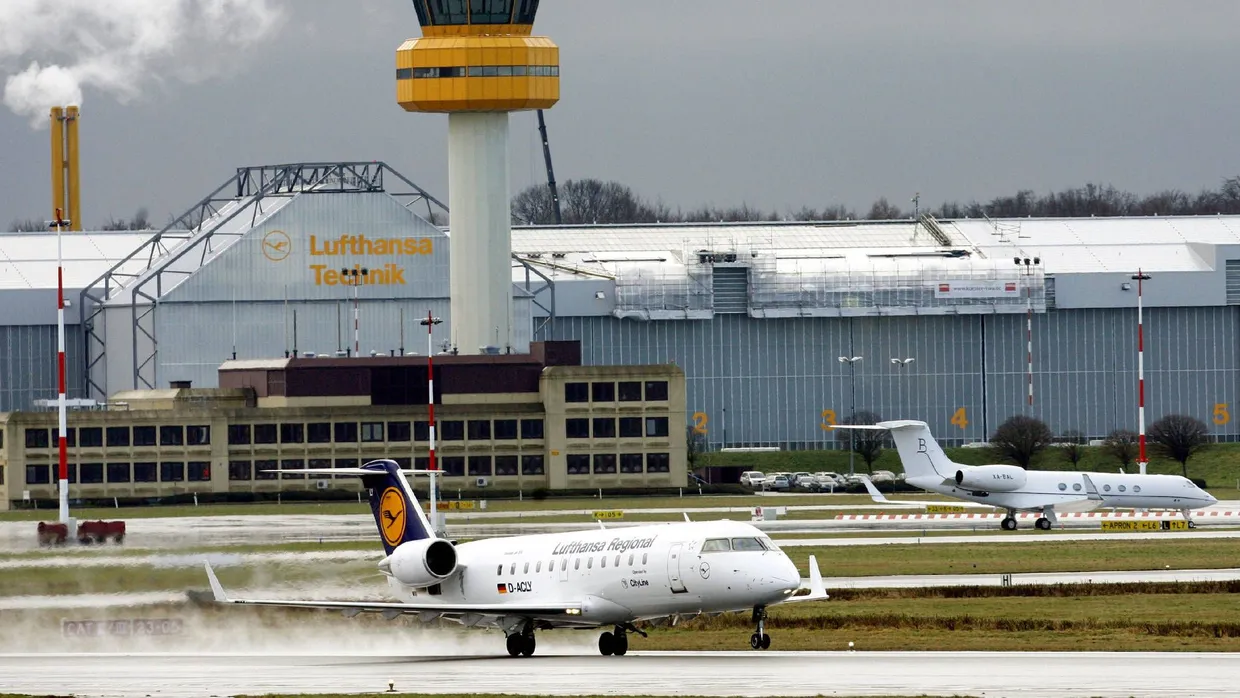Ab 14 Uhr ist vorerst Schluss: Am Flughafen Hamburg-Fuhlsbüttel fallen viele Verbindungen aus.