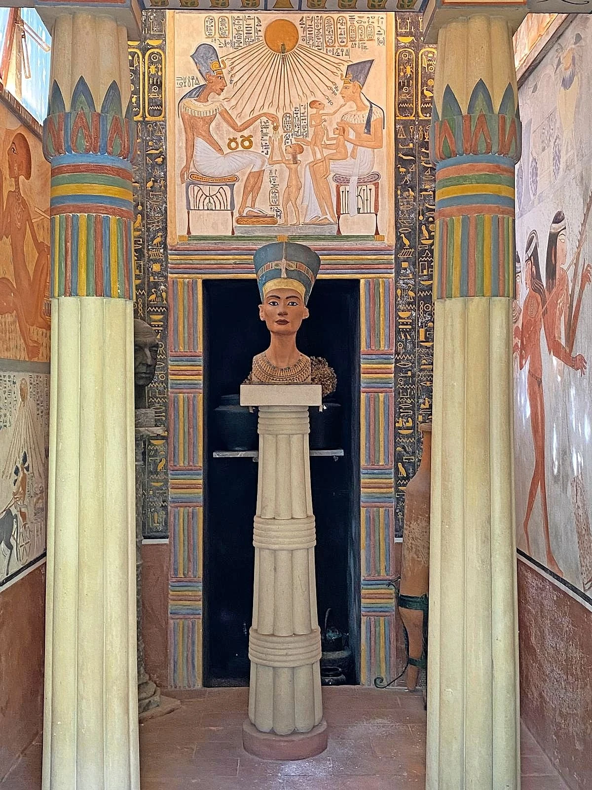 Nofretetes Büste wacht im ägyptischen Tempel.