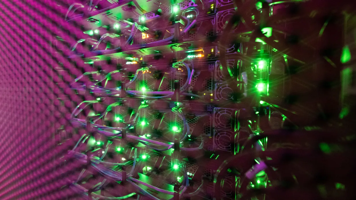 Einfallstor: Inzwischen kann sich die KI eigenständig in die Server von Unternehmen hacken.