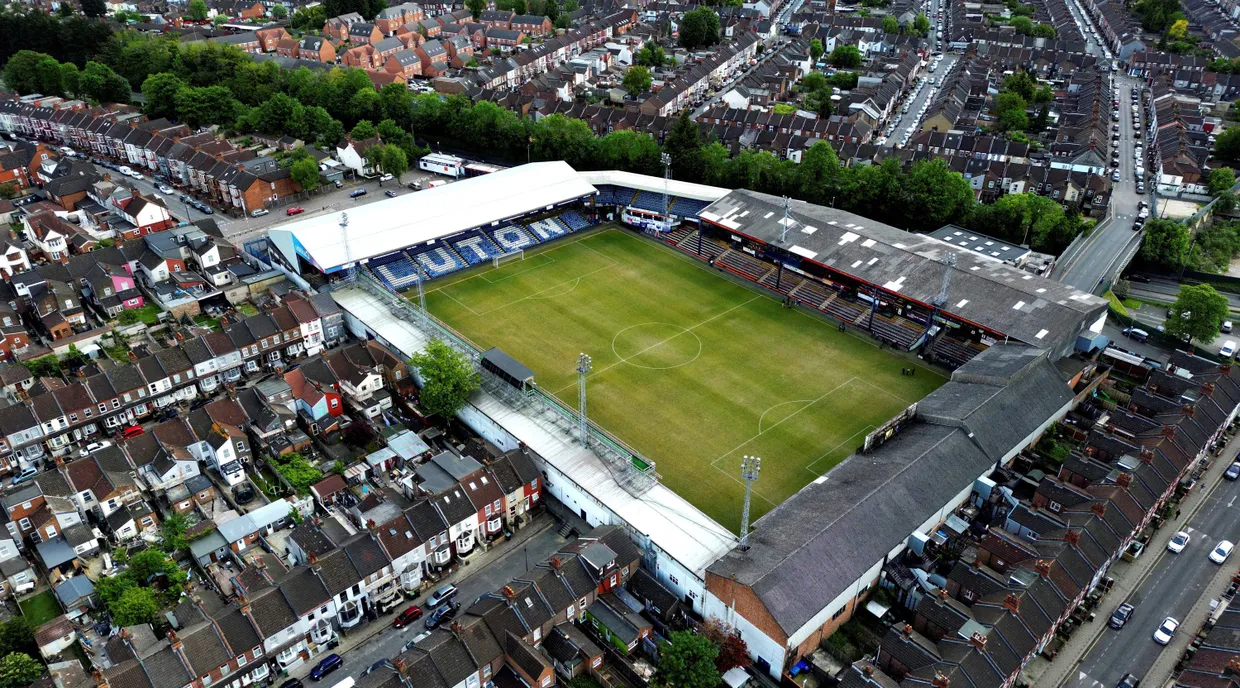 Im Stadion Kenilworth Road soll bald der Premier-League-Ball rollen.