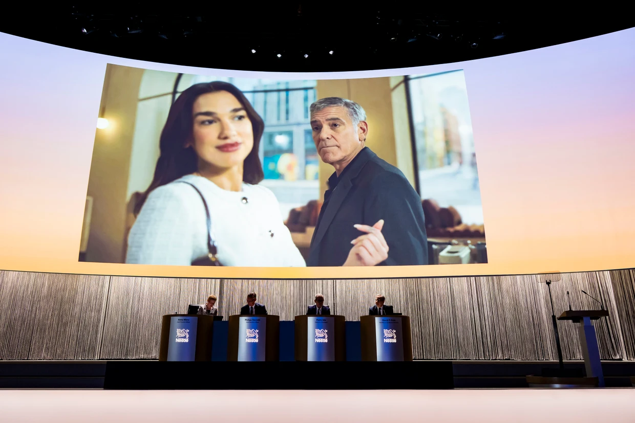 Dua Lipa und George Clooney werben für Nestlé.