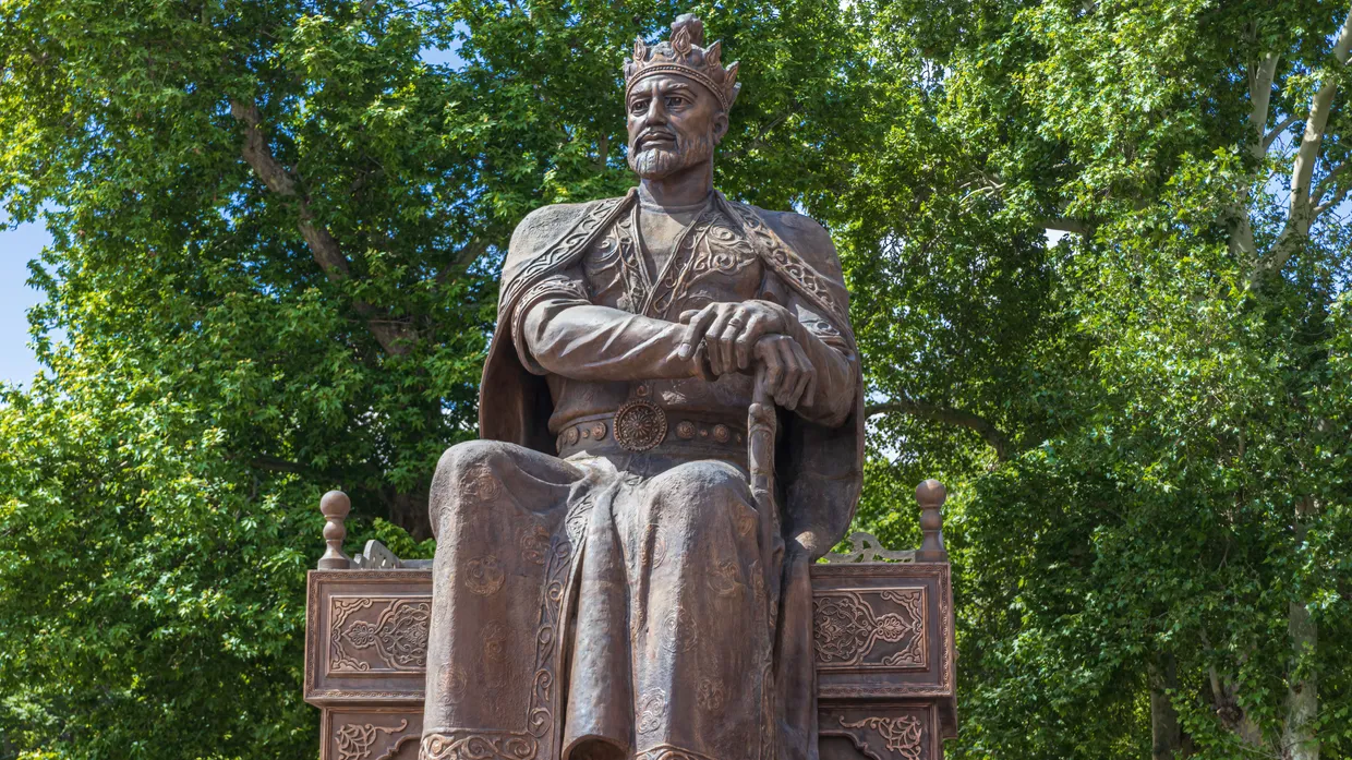 Über seinen Gebeinen, so können wir bei Alice Oswald lesen, soll ein Fluch lasten, und selbst Stalin hatte Angst vor ihm: Denkmal des Mongolenherrschers Tamerlan in Samarkand.