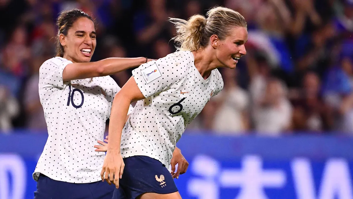 Sorgte für die Erlösung bei den Französinnen: Amandine Henry (r.) schoss das 2:1 in der Verlängerung.