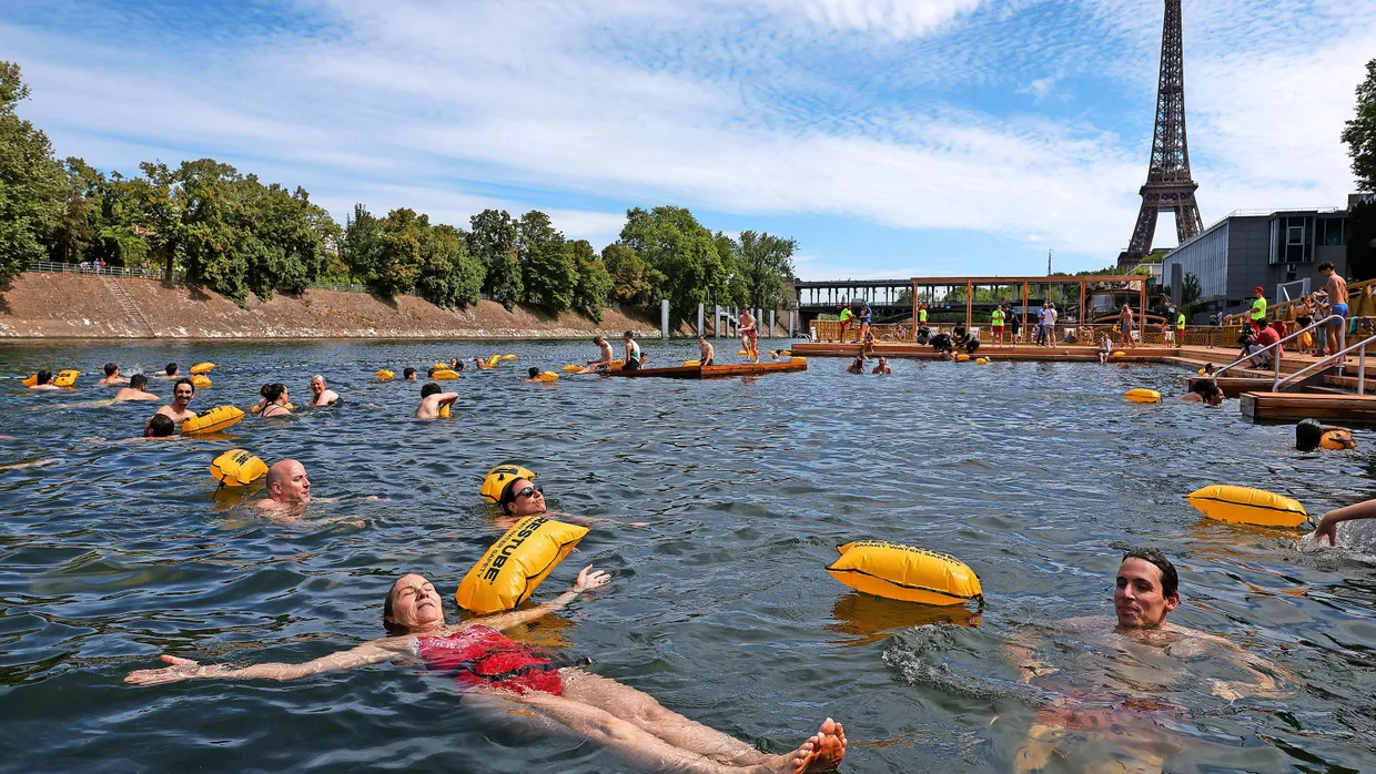 Sicheres Treiben im neuen Pariser Freibad – dank einer deutschen Innovation.