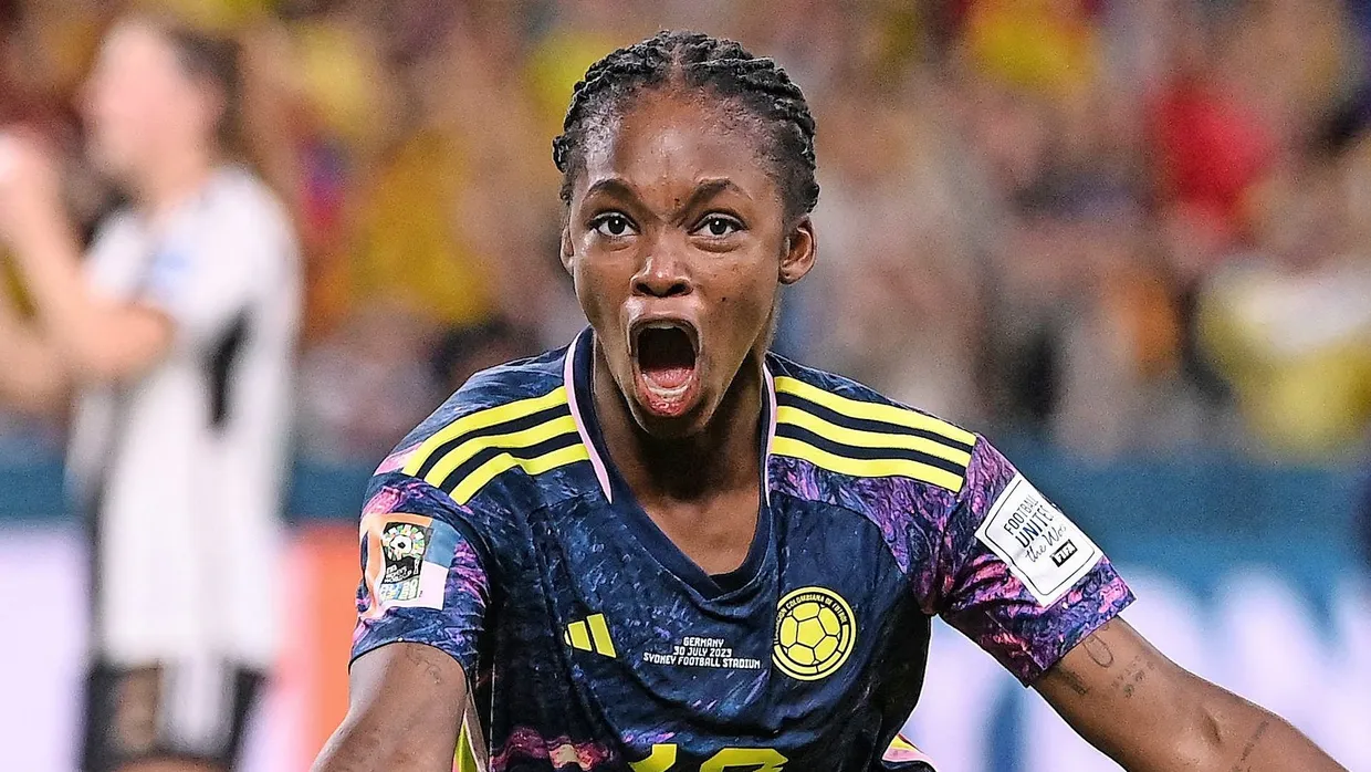 Linda Caicedo merkt man ihre 18 Jahre auf dem Fußballplatz kaum an.