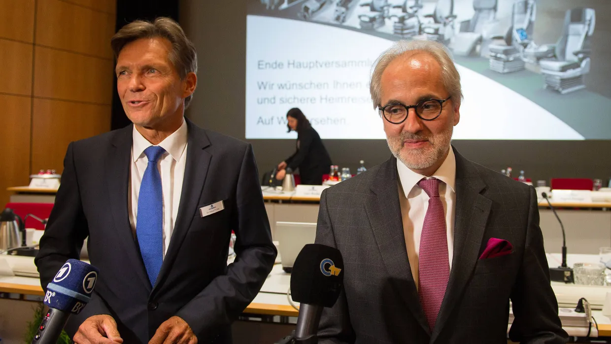 Erleichtert: Der Vorsitzende des Aufsichtsrats des Automobilzulieferers Grammer, Klaus Probst (links), und der Vorstandsvorsitzende, Hartmut Müller, nach der Hauptversammlung
