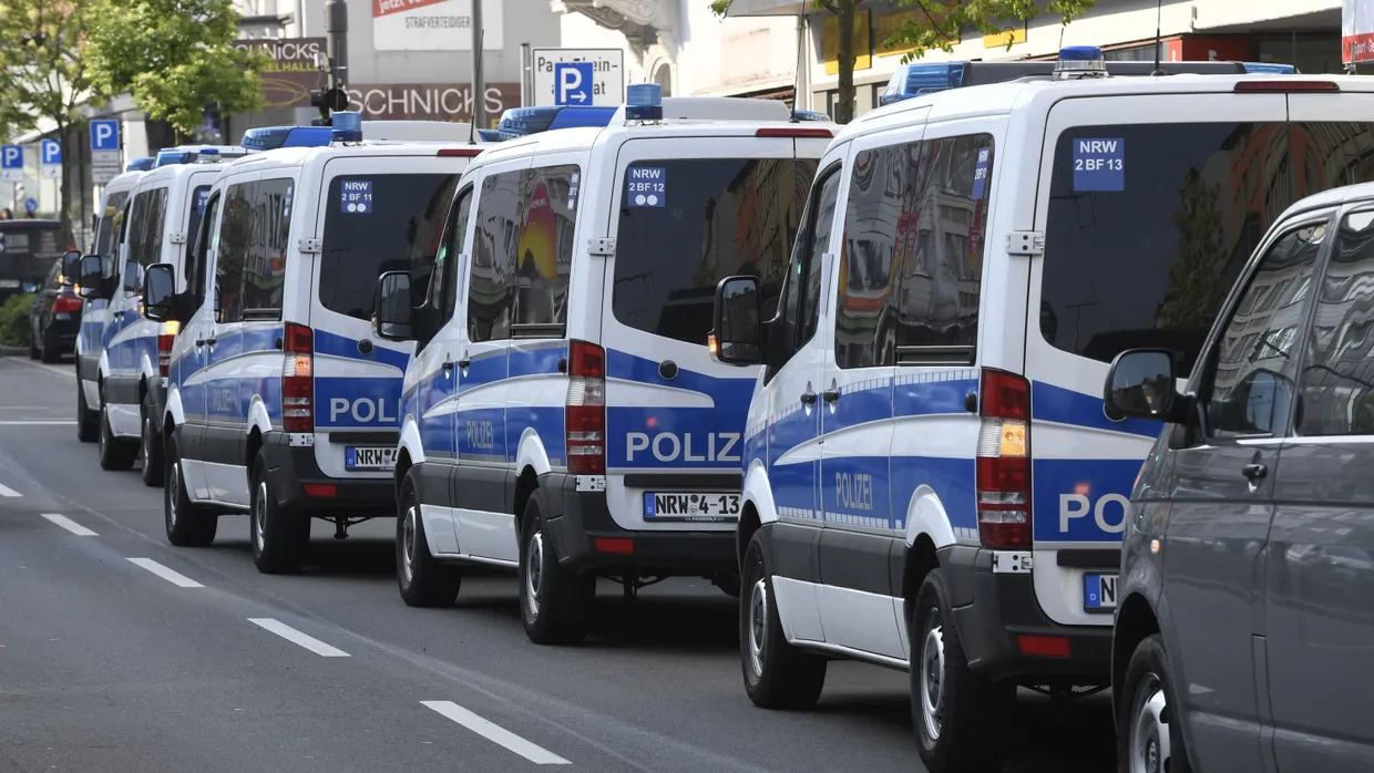 Polizeiwagen stehen vor einem Gebäude