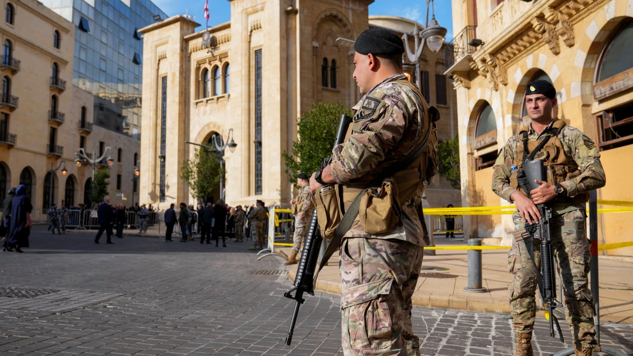 Soldaten der libanesischen Armee stehen im Januar 2025 vor dem Parlamentsgebäude in Beirut Wache.