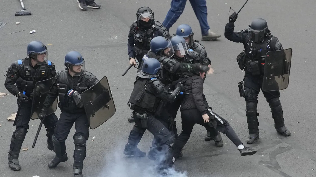 Polizisten gegen am Donnerstag in Paris gegen einen Kundgebungsteilnehmer vor.