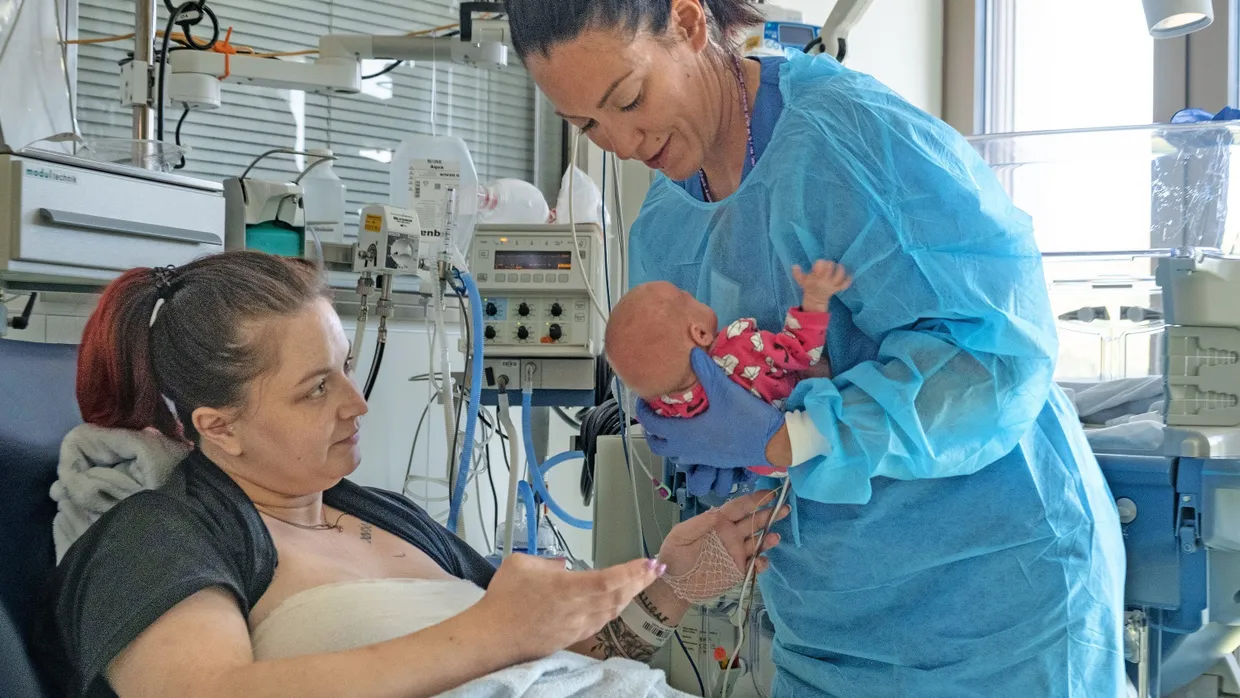 Katharina Nesswetter kümmert sich auf der neonatologischen Station des Bürgerhospitals in Frankfurt um Kleinkinder und ihre Familien.