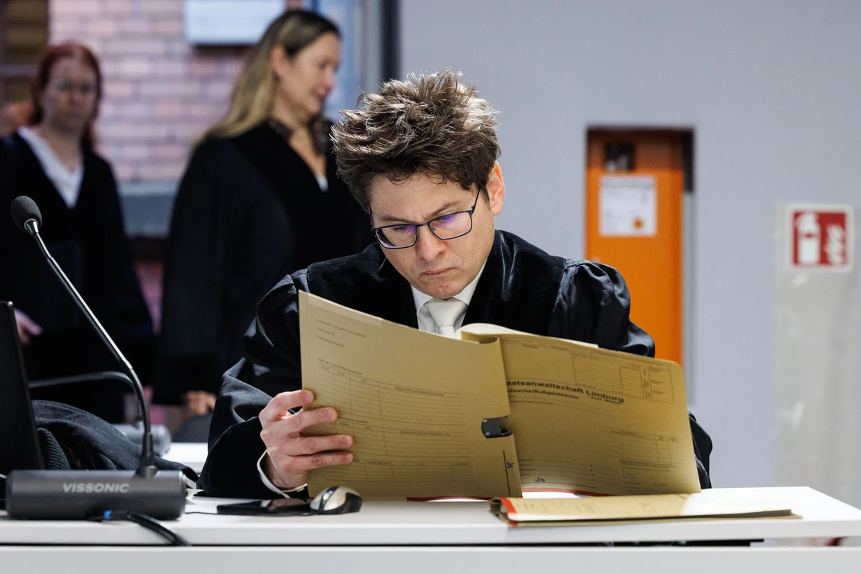 Staatsanwalt Daniel Fass liest in den Akten. Schon 2019 verhandelte er Josephin W.s Fall in Limburg.