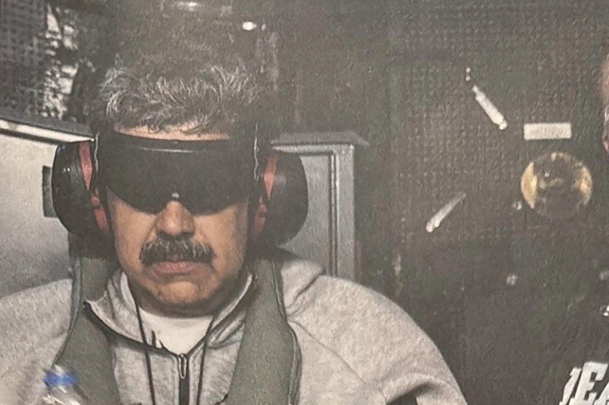 Donald Trump distributed the photo on “Truth Social”: Deposed Venezuelan President Nicolás Maduro as a prisoner on board the USS Iwo Jima.