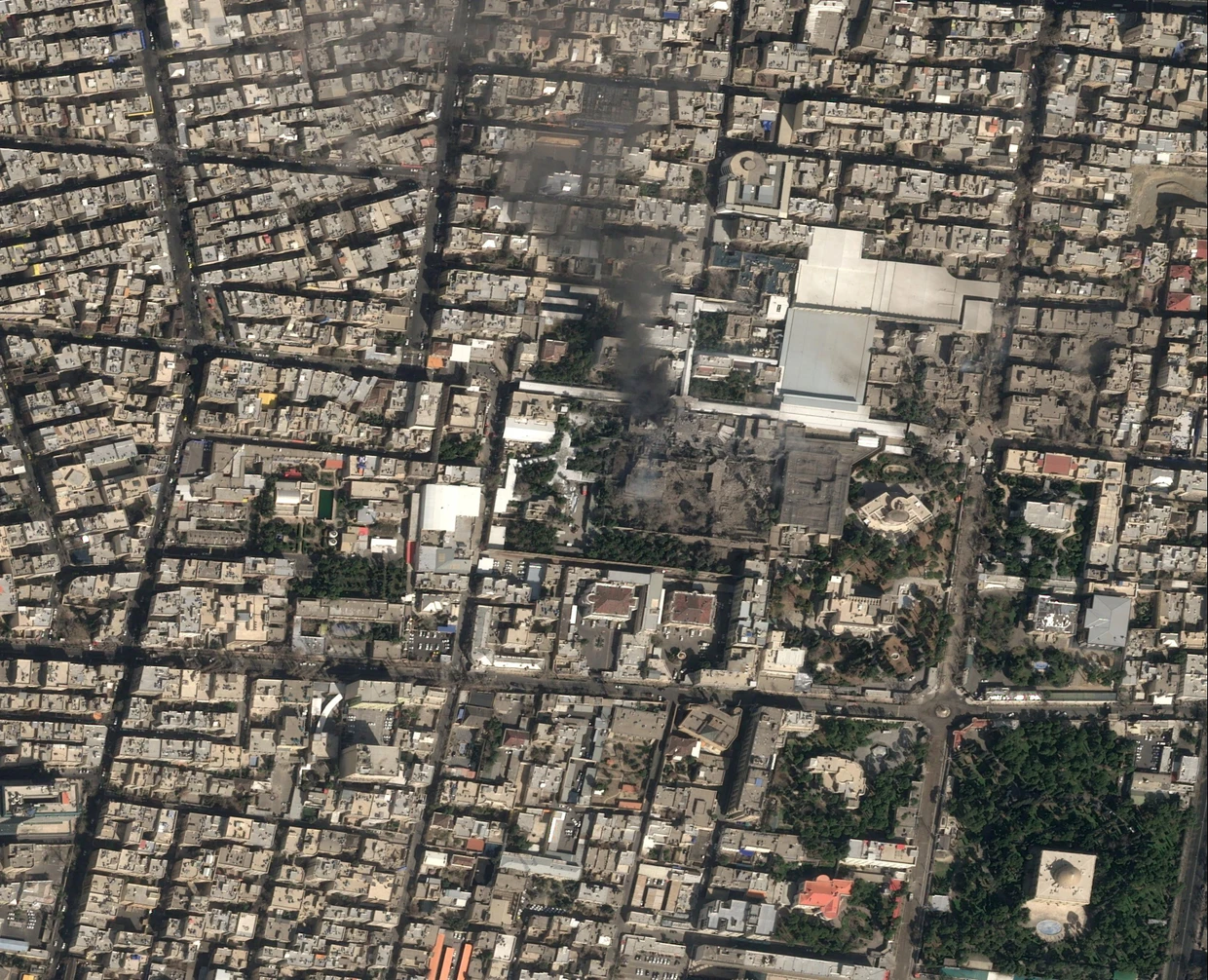 Ein Satellitenbild vom 28. Februar 2026 zeigt aufsteigenden Rauch und Schäden an der Residenz des Obersten Führers Ali Khamenei.