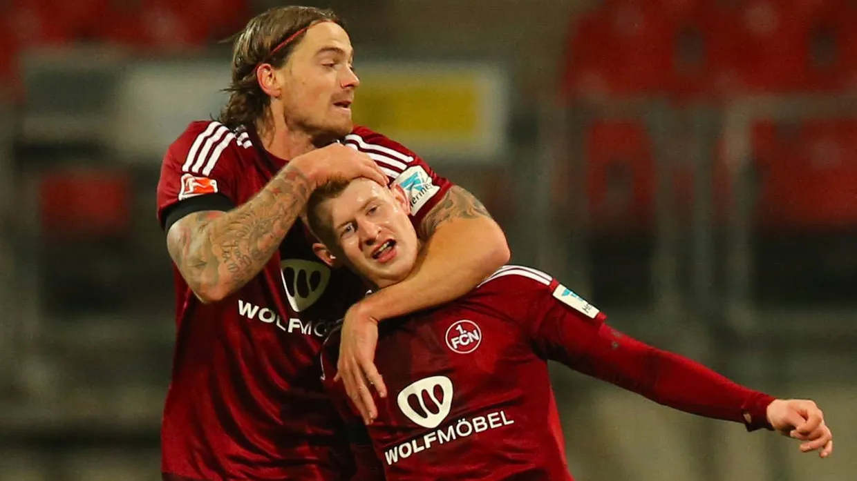 Lob für den Torschützen: „Club“-Spieler Sebastian Kerk wird von seinem Teamkollegen Dave Bulthuis geherzt