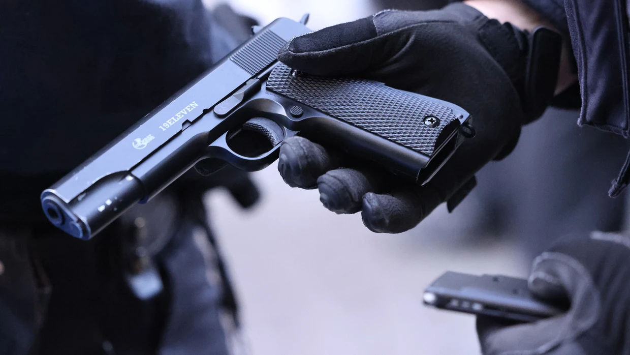 Ein Mann bedroht mit einer Softair Schusswaffe Menschen in Frankfurt. Die Polizei nimmt ihn fest.