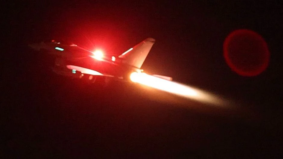 Die von der Royal Air Force zur Verfügung gestellte Aufnahme zeigt ein britisches Typhoon-Mehrkampfflugzeug  beim Start auf dem Stützpunkt Akrotiri auf Zypern (Aufnahme aus dem Jahr 2024).