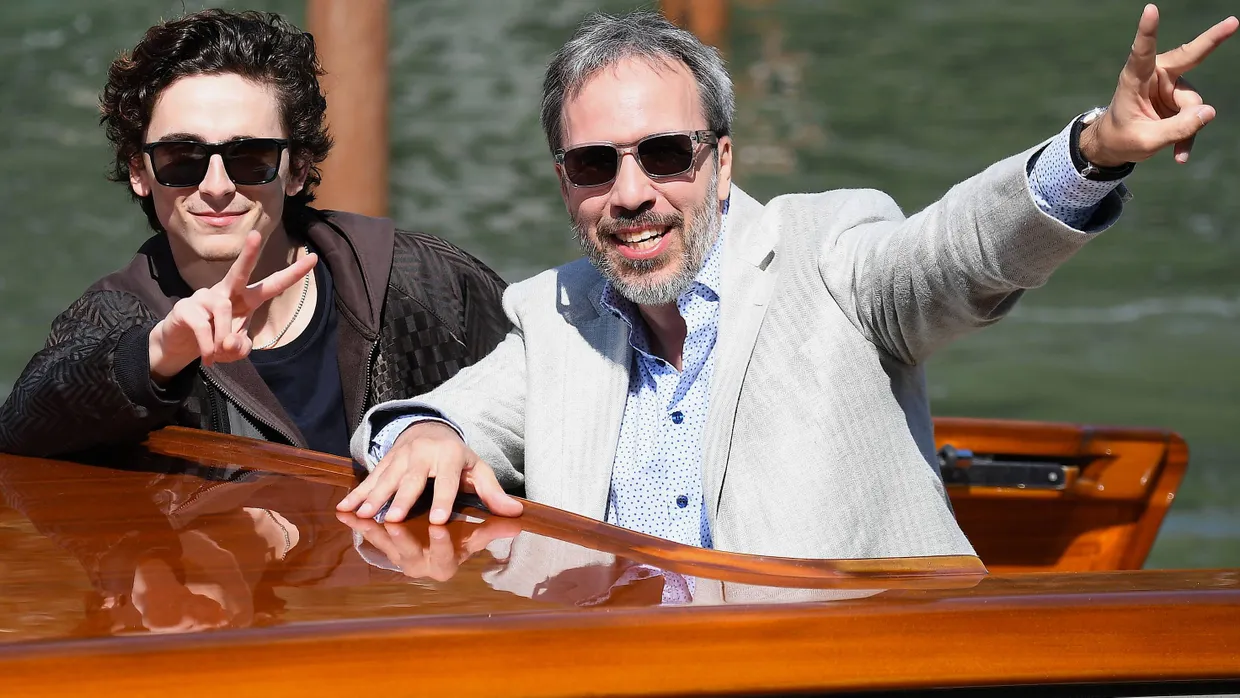 Timothee Chalamet (links) und Regisseur Denis Villeneuve kommen per Wassertaxi am Lido in Venedig an.