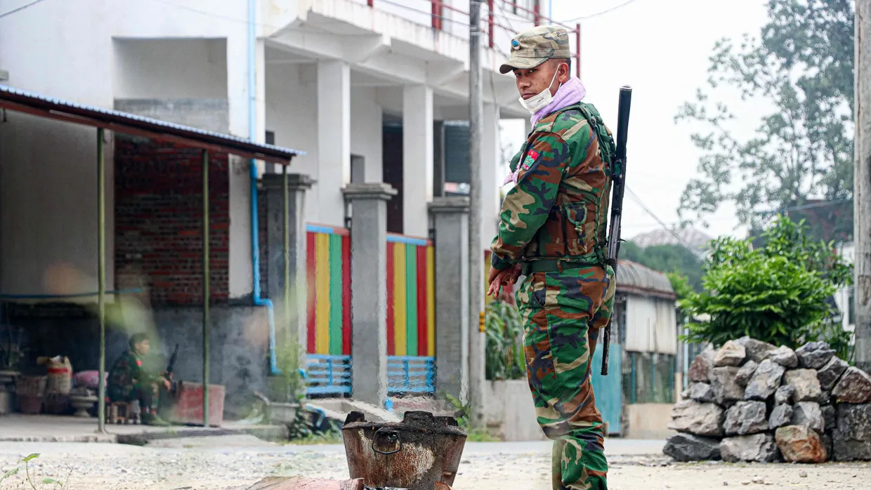 Ein Kämpfer der Ta’ang National Liberation Army vergangene Woche in der Stadt Namhkam im Shan-Staat