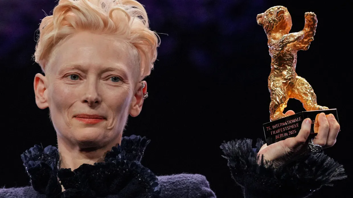 Tilda Swinton erhält den Goldenen Ehrenbär während der Eröffnung der Berlinale.