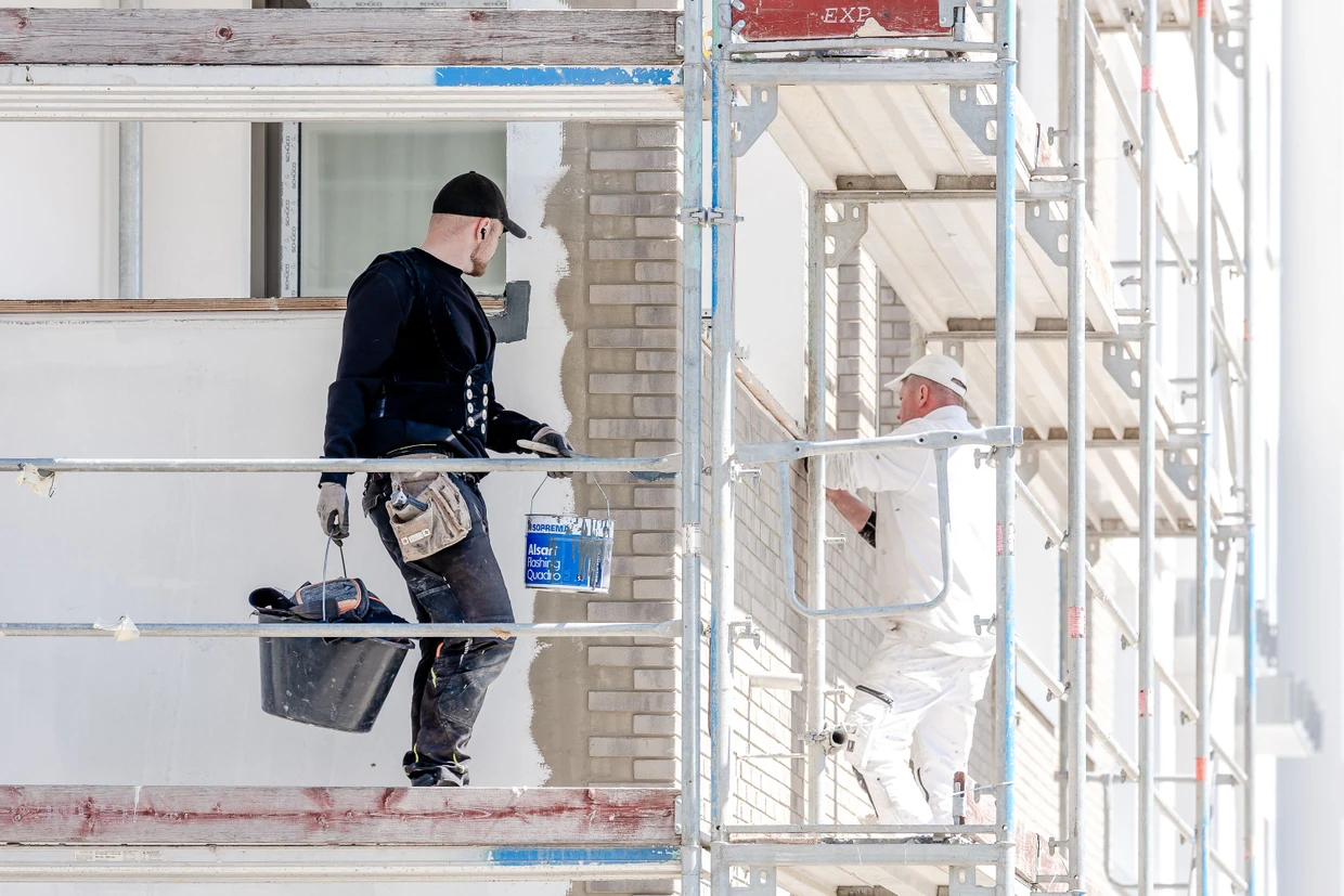 Noch eingerüstet: Anfang 2027 soll das seniorengerechte Wohnprojekt Viola in Bad Vilbel fertiggestellt sein.