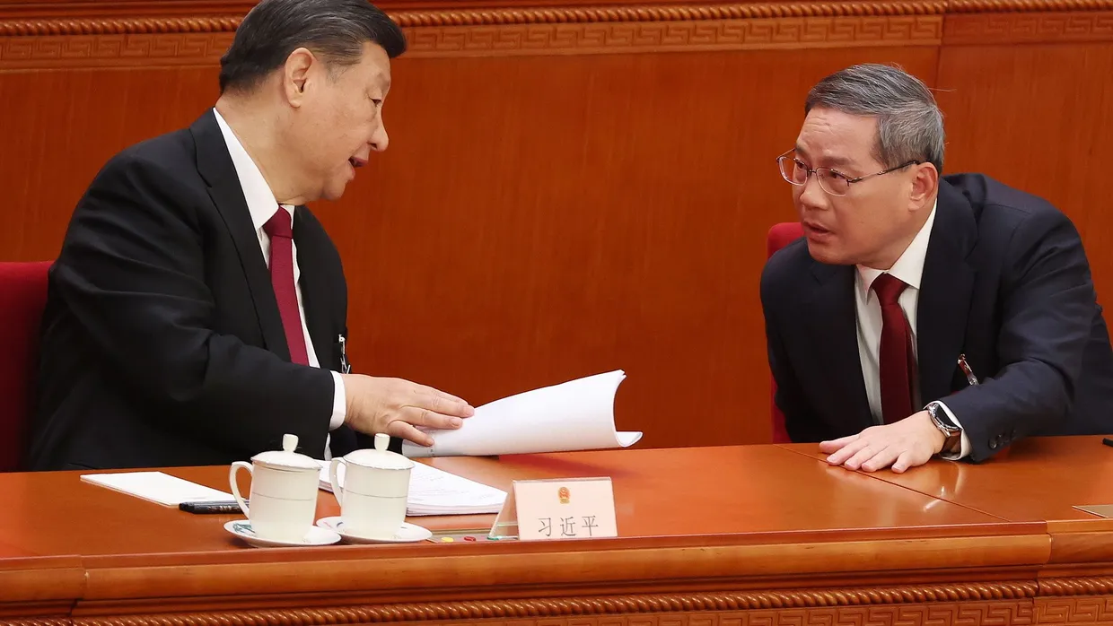 Chinas Präsident Xi Jinping (l) und Ministerpräsident Li Qiang