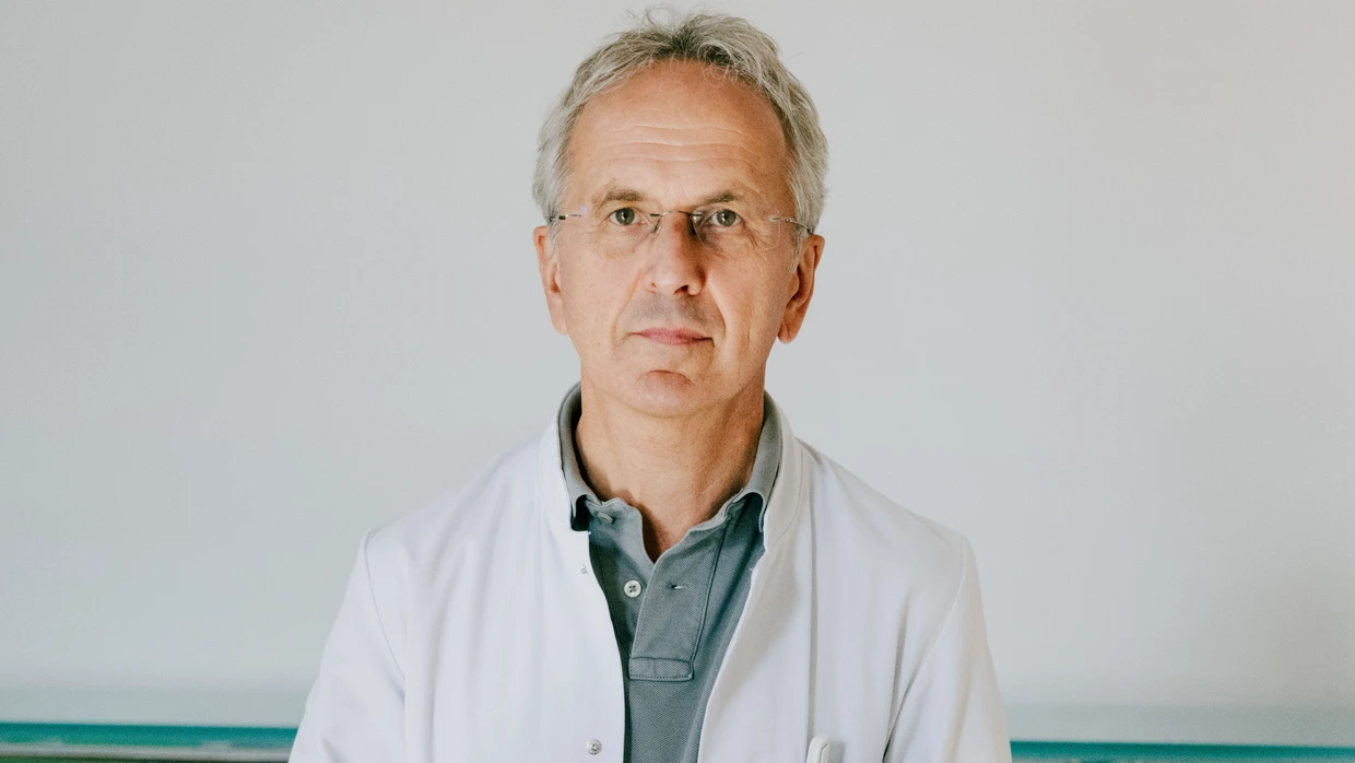 Prof. Dr. med. Andreas Michalsen arbeitet als Internist, Ernährungsmediziner und Fastenarzt in Berlin.