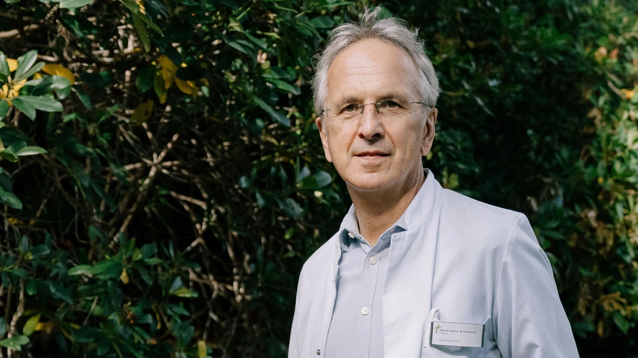 Professor Dr. med. Andreas Michalsen arbeitet als Internist, Ernährungsmediziner und Fastenarzt in Berlin.